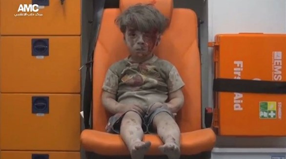 الطفل السوري عمران دقنيش بعد إنقاذه من حطام منزله الذي تعرض للقصف في شرق حلب