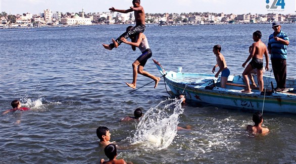 أطفال يسبحون في مياه النيل بمدينة رشيد