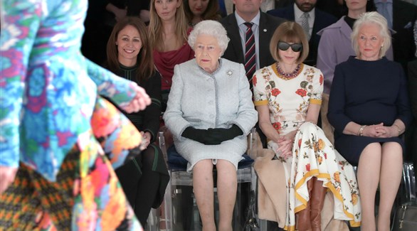 الملكة إليزابيث تشهد افتتاح أسبوع لندن للموضة
