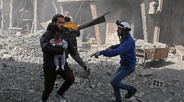 مسعف من  "الخوذ البيضاء" ينقذ أطفال في الغوطة الشرقية