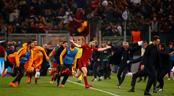 فرحة لاعبي روما بعد تسجيل الهدف الثالث في شباك برشلونة