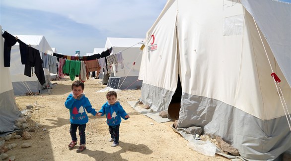  طفلتان ناجيتان من الهجوم  الكيماوي، خارج خيمة للنازحين في ريف حلب الشمالية