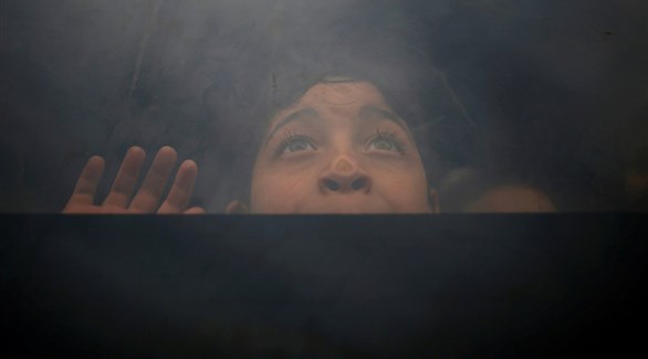 صبي فلسطيني في حافلة، ينتظر السفر إلى مصر، بعد فتح معبر رفح الحدودي لمدة ثلاثة أيام