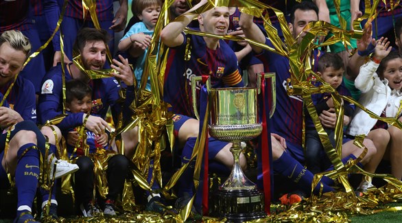 إنييستا يرفع كأس ملك إسبانيا (رويترز)