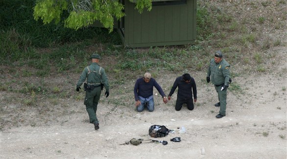 الشرطة الأمريكية تعتقل شخصين عبراء  الحدود بشكل غير قانوني من المكسيك إلى أمريكا