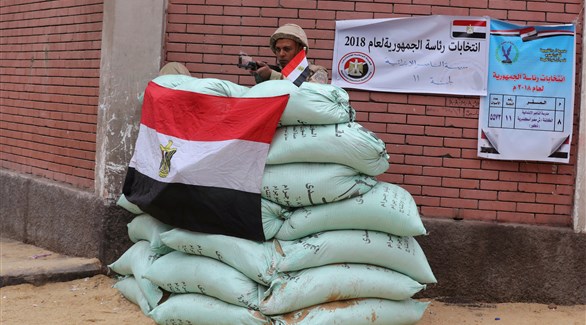 جندي مصري يحرس مركزاً للاقتراع خلال اليوم الأخير من الانتخابات الرئاسية 