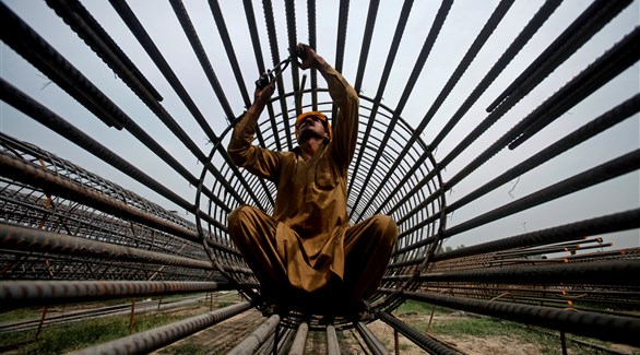 عامل باكستاني في موقع بناء لطريق في بيشاور