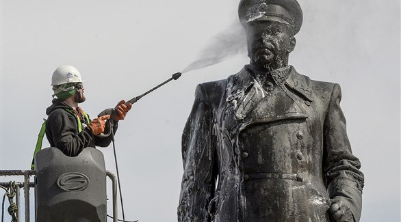 عامل يغسل تمثال المارشال جورجي جيكوف خلال الاستعدادات للاحتفال بالذكرى السنوية لانتصار الاتحاد السوفييتي على ألمانيا النازية