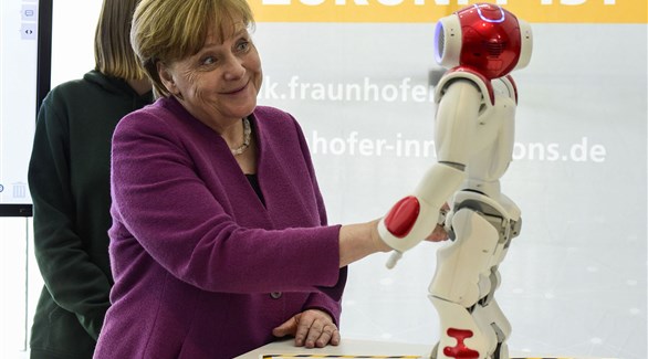 المستشارة الألمانية أنجيلا ميركل تحيي الروبوت NAO خلال حفل استقبال بمناسبة "يوم الفتيات" في برلين