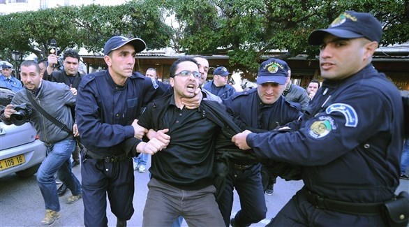 الأمن الجزائري يعتقل متظاهراً (أرشيف)