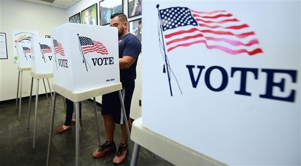 مواطن أمريكي خلال الإدلاء بصوته في الانتخابات (أرشيف)