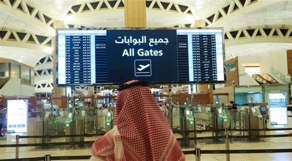 رجل يقف داخل حرم مطار الملك فهد في الرياض (أرشيف / رويترز) 