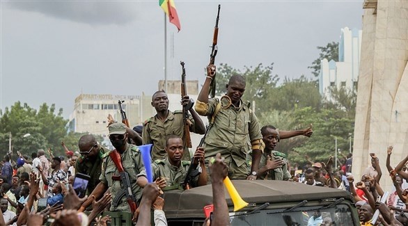 عناصر من الجيش في مالي يحتفلون بعد الانقلاب (أرشيف)