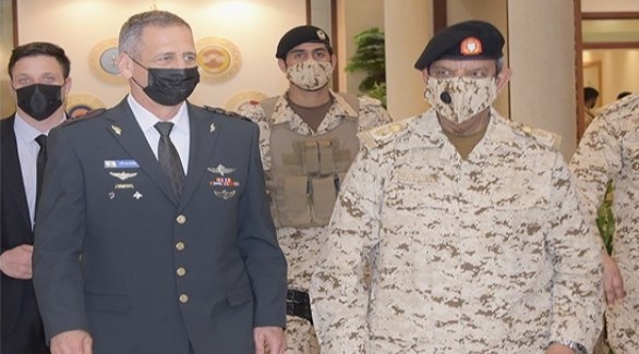 قائدا الجيشين البحريني المشير الركن الشيخ خليفة بن أحمد آل خليفة والإسرائيلي أفيف كوخافي (بنا)