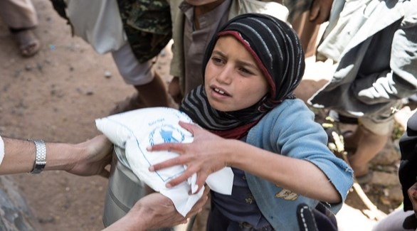 طفلة يمنية في مركز لتوزيع المساعدات الغذائية (أرشيف)