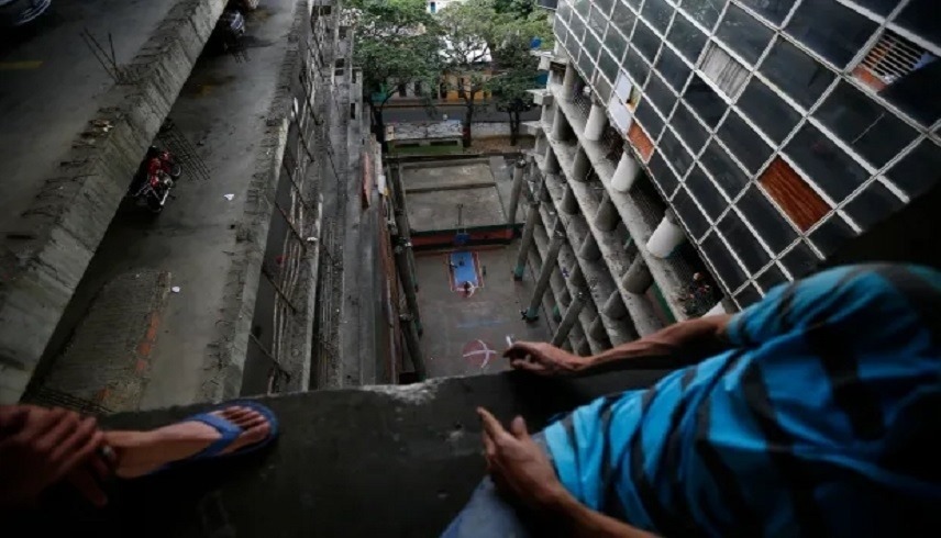 ناطحة سحاب تتحول إلى مأوى للفقراء في فنزويلا (ذا صن)