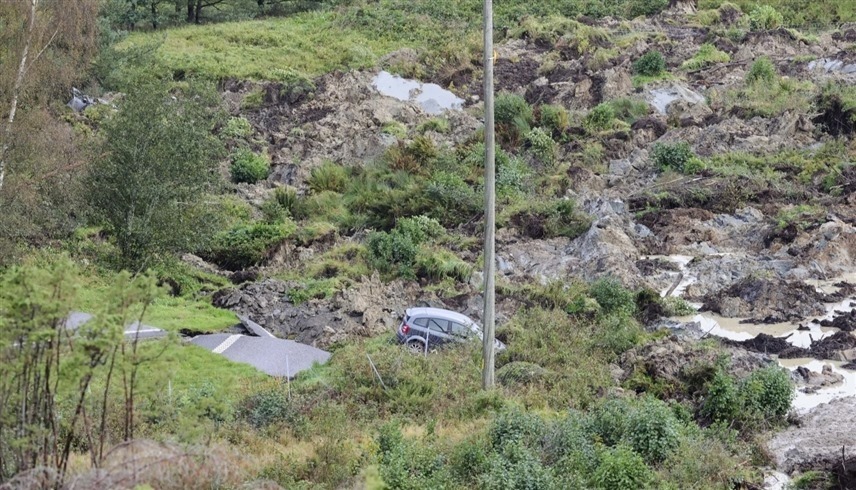 سيارة وسط الانهيار الأرضي في السويد (أ ب)
