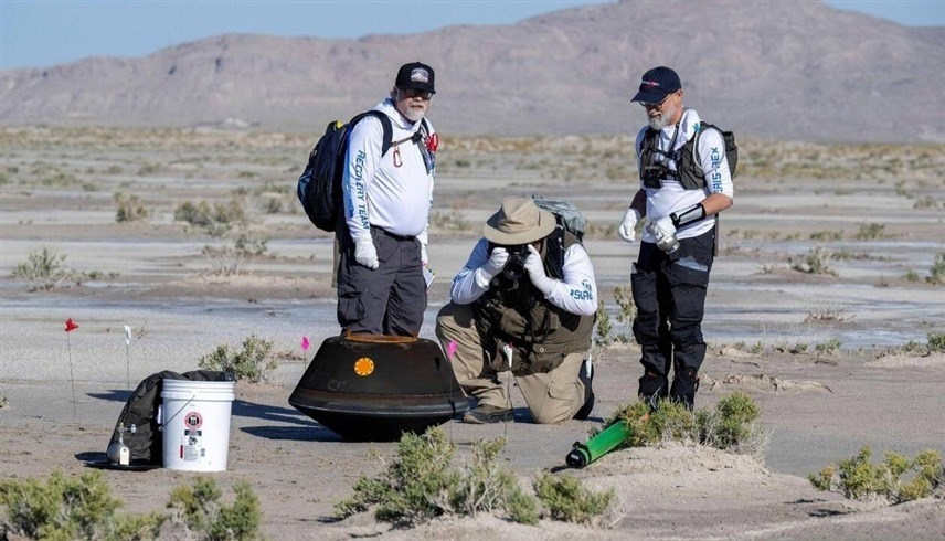 علماء ناسا يفحصون الكبسولة بعد سقوطها في صحراء أوتاه (إكس)
