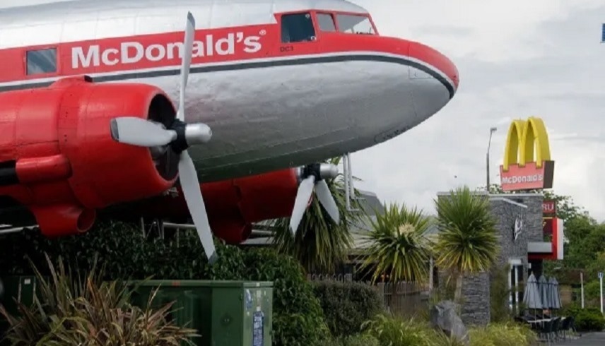 مطعم ماكدونالدز داخل طائرة مهجورة في نيوزلندا (ذا صن)