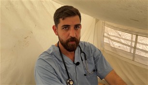 رجاء عكاشة.. طبيب النازحين في غزة