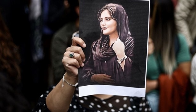 فتاة إيرانية جديدة تواجه "مصير" مهسا أميني