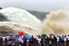 سياح يشاهدون تدفق المياه من خزان شياولانغدي في مقاطعة خنان، الصين