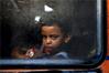 طفل سوري مهاجر يطل من خلال نافذة قطار في مقدونيا بالقرب من الحدود مع اليونان