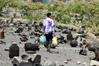 صبي يمني في موقع انفجار مستودع أنابيب الغاز، خلال الاشتابكات بين مقاتلي اللجان الشعبية والحوثيين، تعز
