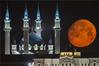 القمر يكتمل خلف مسجد في قازان بروسيا 