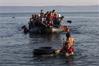 قارب يحمل مهاجرين غير شرعيين سوريين قبالة ساحل مدينة بودروم جنوب غربي تركيا 