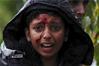 فتاة سورية تبكي بعد عبور الحدود في مقدونيا