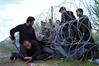 لاجئون سوريون يعبرون الحدود إلى هنغاريا
