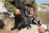 جندي إسرائيلي يقيد صبي فلسطيني خلال الاحتجاجات على الاستيطان في الضفة الغربية