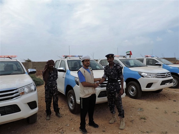 بالصور: "خليفة الإنسانية" تسلم الدفعة الأولى من سيارات الدفع الرباعي لشرطة سقطرى