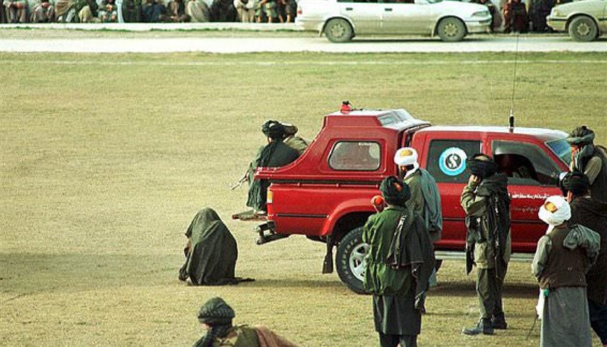 مسلحون من طالبان ينفذون عملة إعدام (أرشيف)