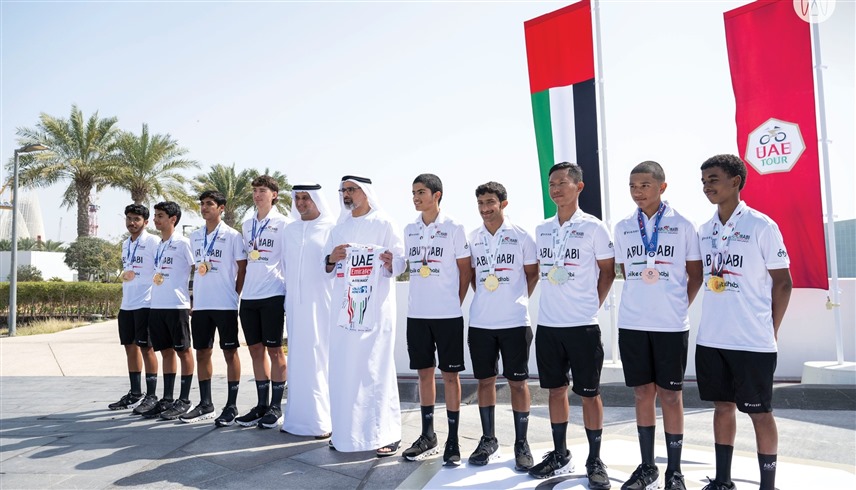 خالد بن محمد بن زايد آل نهيان يتوسط فريق الناشئين في نادي أبوظبي للدراجات (إكس)