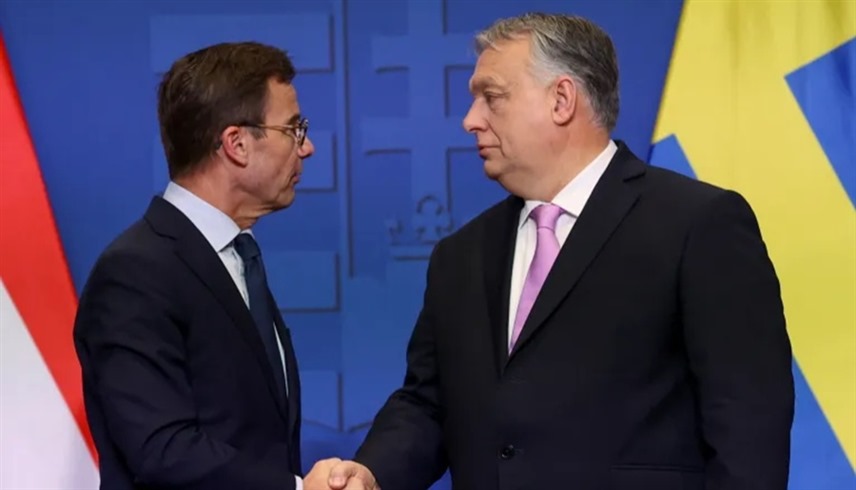 رئيس الوزراء المجري فيكتور أوربان ورئيس الوزراء السويدي أولف كريسترسون يعقدان مؤتمراً صحافياً مشتركاً أمس في بودابست (رويترز)