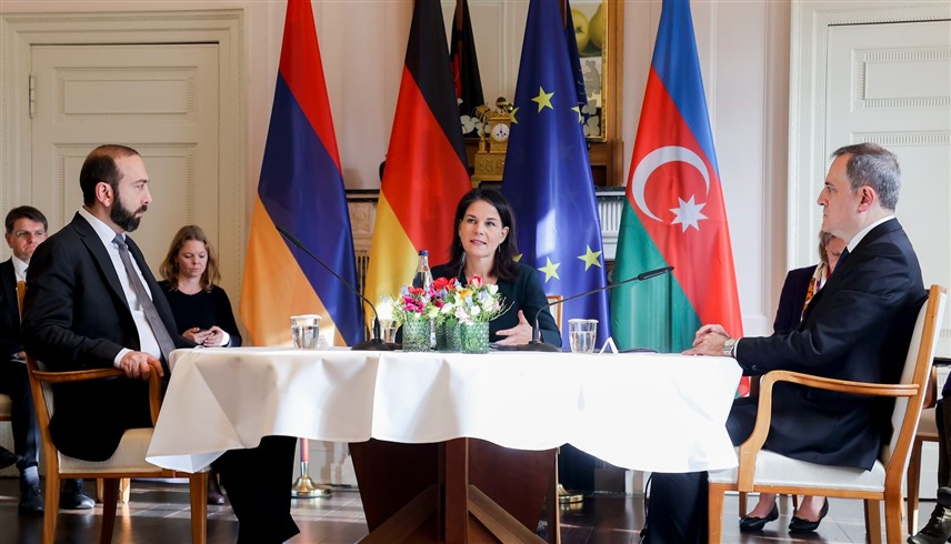 وزيرة الخارجية الألمانية خلال لقاء نظيريها الأرميني والأذري (إكس)