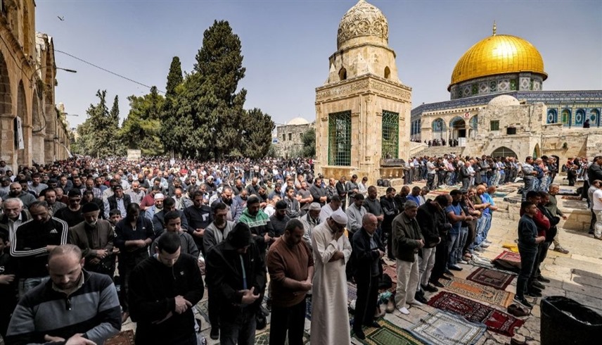فلسطينيون يؤدون الصلاة  في المسجد الأقصى (أرشيف)