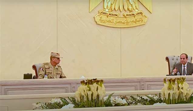 ما رسائل الاجتماع النادر للرئيس المصري مع جميع قادة الجيش؟