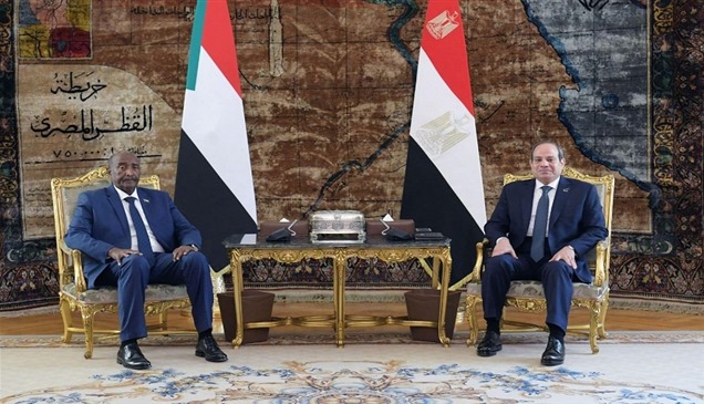 السيسي يؤكد للبرهان حرص مصر على دعم وحدة الصف السوداني 