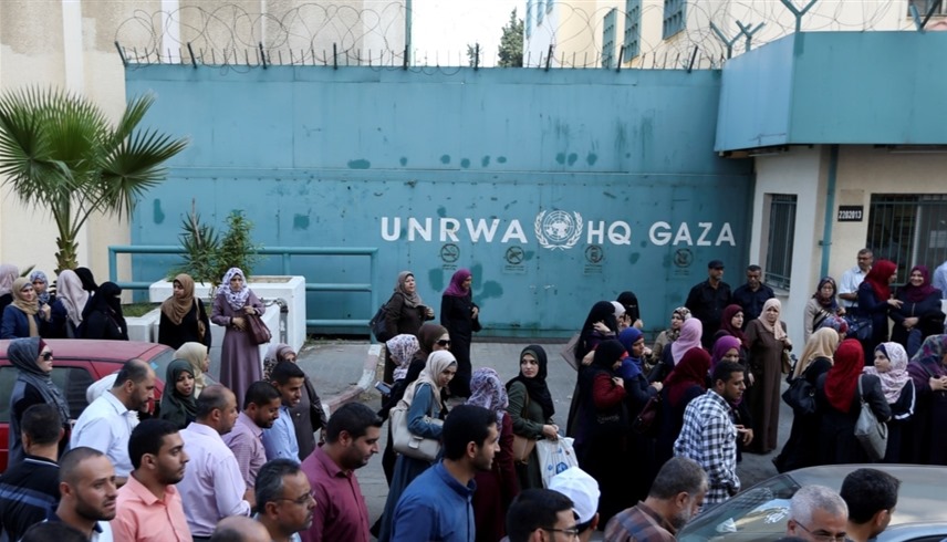 فلسطينيون أمام مبنى الأونروا في غزة (رويترز)