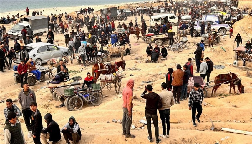 فلسطينيون ينتظرون وصول المساعدات الإنسانية (إكس)
