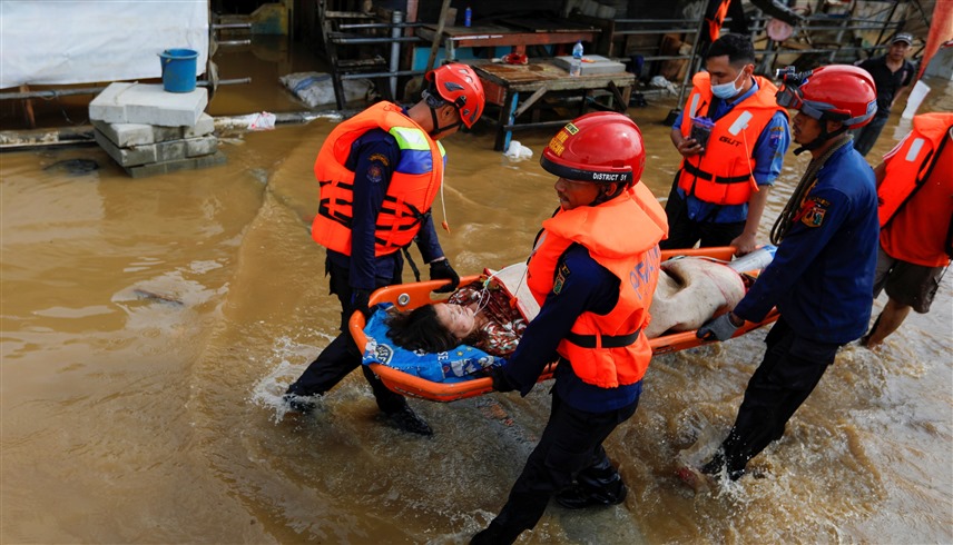 فرق الإنقاذ الإندونيسية تنقذ المتضررين من الفيضان (إكس)