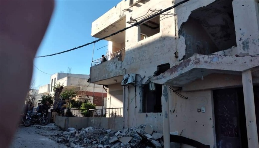 آثار القصف الإسرائيلي على منزل في سوريا (إكس)