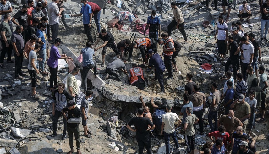 محاولات لانتشال أشخاص من تحت الأنقاض في غزة (أرشيف)