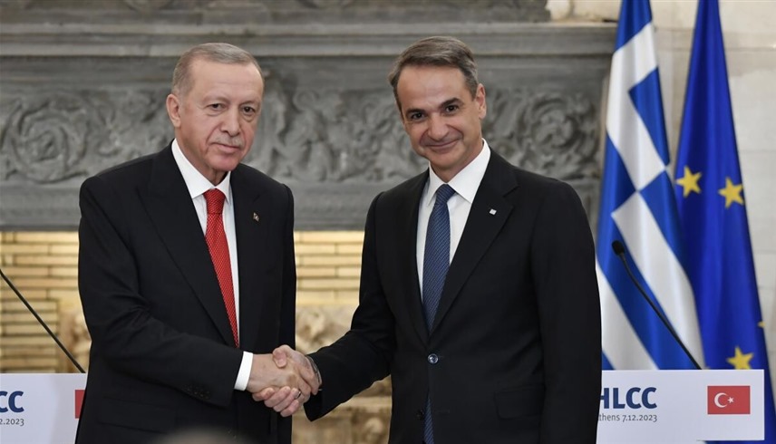 رئيس الوزراء اليوناني كرياكوس ميتسوتاكيس والرئيس التركي رجب طيب أردوغان في لقاء سابق (أرشيف)