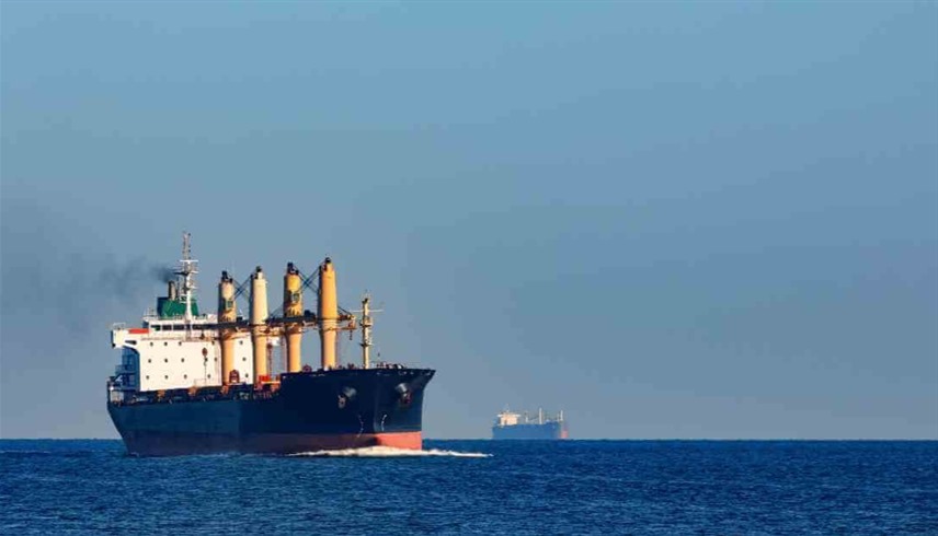 سفينة تجارية قبالة سواحل الصومال (رويترز)