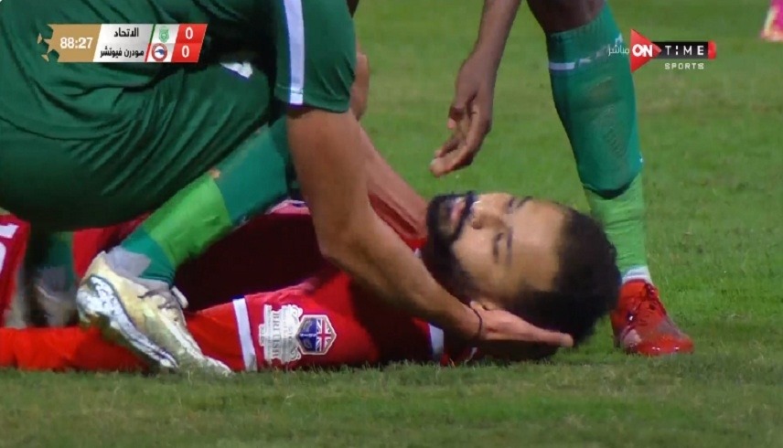 سقوط اللاعب المصري أحمد رفعت بملعب إستاد الإسكندرية 