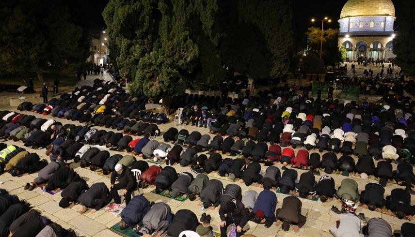 فلسطينيون يؤدون صلاة التراويح في المسجد الأقصى (أ ف ب)